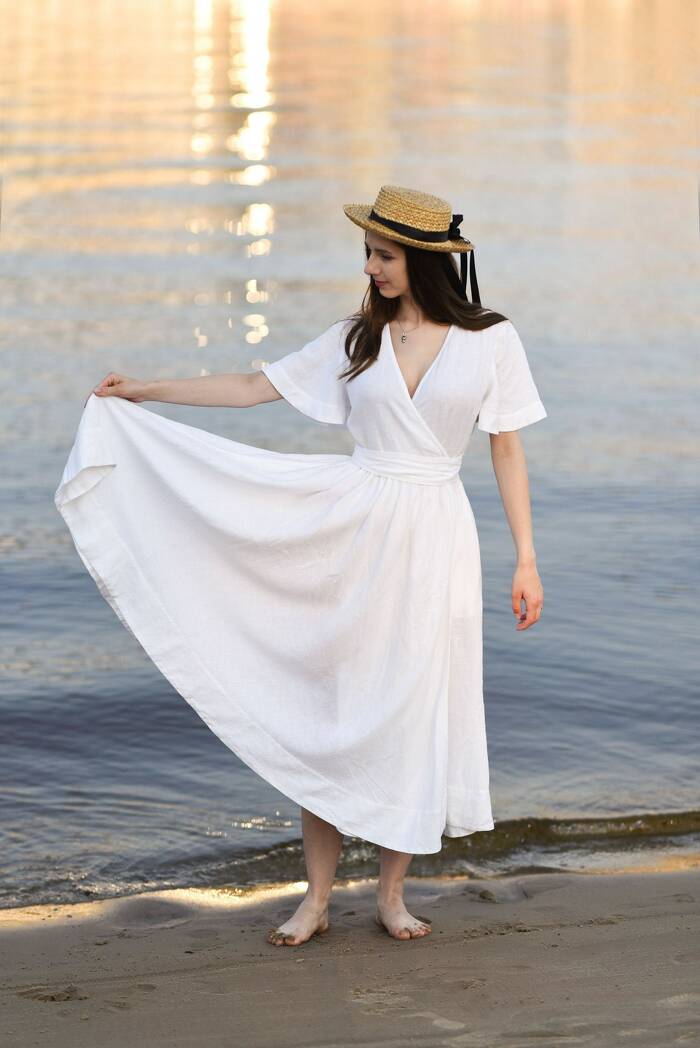 Біла лляна сукня на запах зі спідницею-полусонце та рукавами-крильцями
