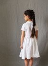 Біла лляна дитяча сукня з круглим комірцем та пишною спідницею