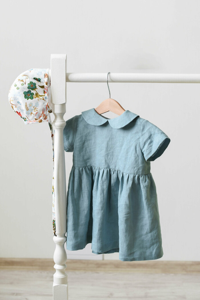 Блакитна лляня дитяча сукня з круглим комірцем та коротким рукавом