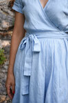 Небесно-блакитна лляна сукня на запах з коротким рукавом
