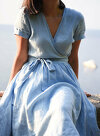 Небесно-блакитна лляна сукня на запах з коротким рукавом