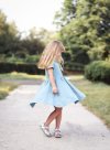 Блакитна лляна дитяча сукня в круглим комірцем та пишною спідницею