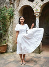 Біла лляна жіноча сукня зі спідницею-полусонце та рукавами-крильцями
