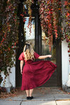 Бордова лляна жіноча сукня зі спідницею-полусонце та рукавами-крильцями