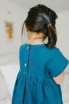 Синя лляна дитяча сукня вільного крою з цільнокроєним рукавом