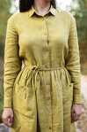 Оливкова жіноча сукня з довгим рукавом та накладними карманами